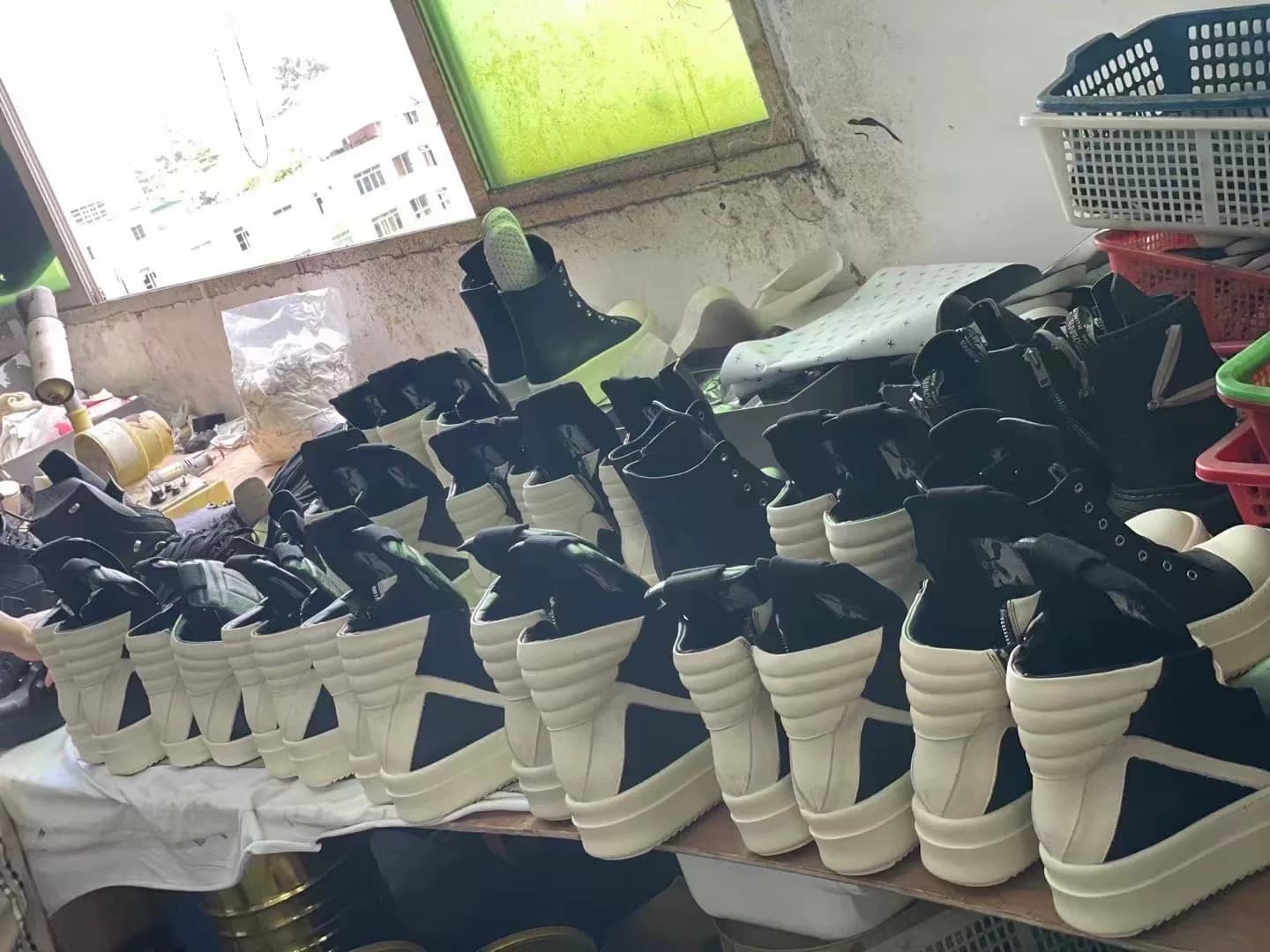 В главном комплексе rick owens Rick Owens работают профессиональные продавцы