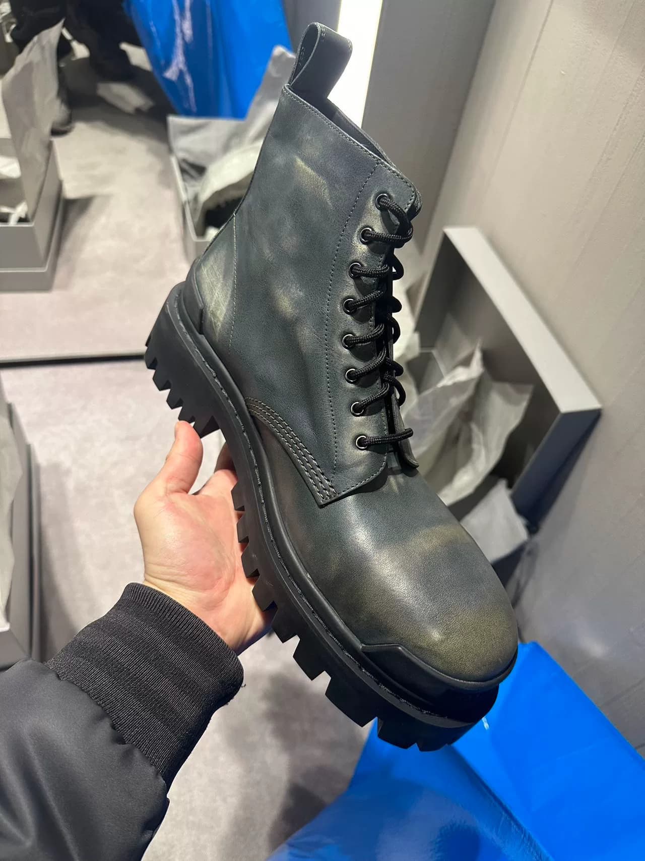Кроссовки Balenciaga Strike из потертой кожи бронзового цвета на толстой подошве horse