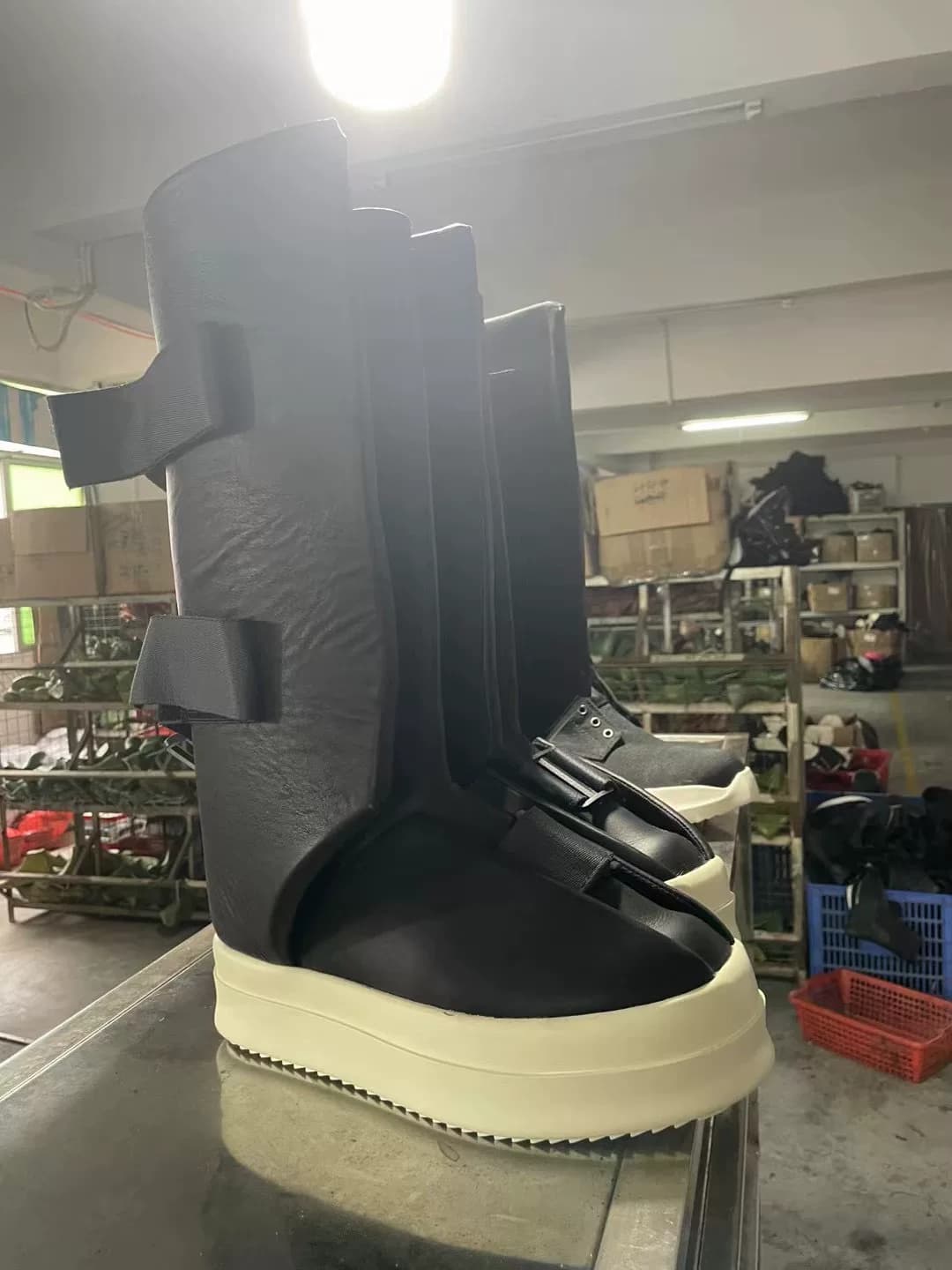 Черная застежка на липучке в независимом стиле от Rick Owens с низким Sp