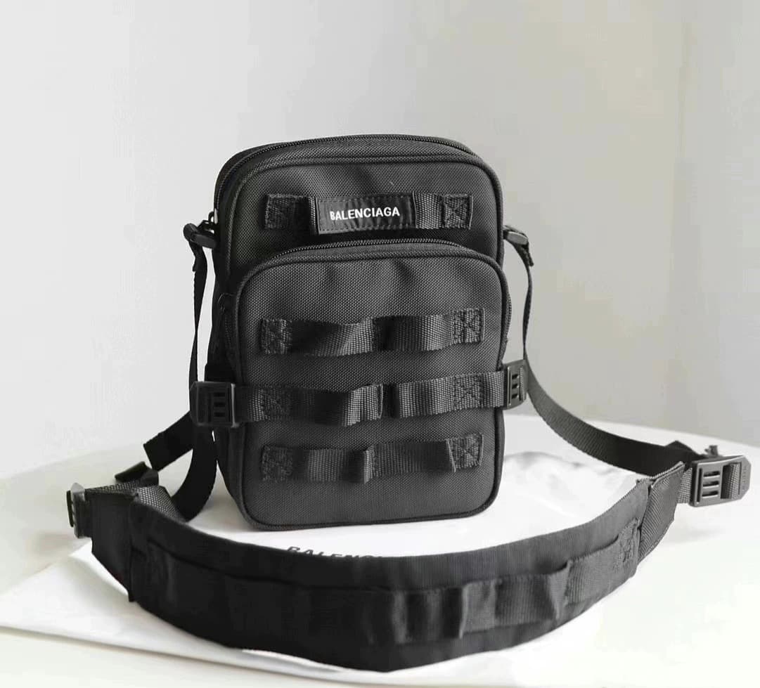 Balenciaga Черная нейлоновая сумка-мессенджер Balenciaga, сумка-мессенджер, нейлон