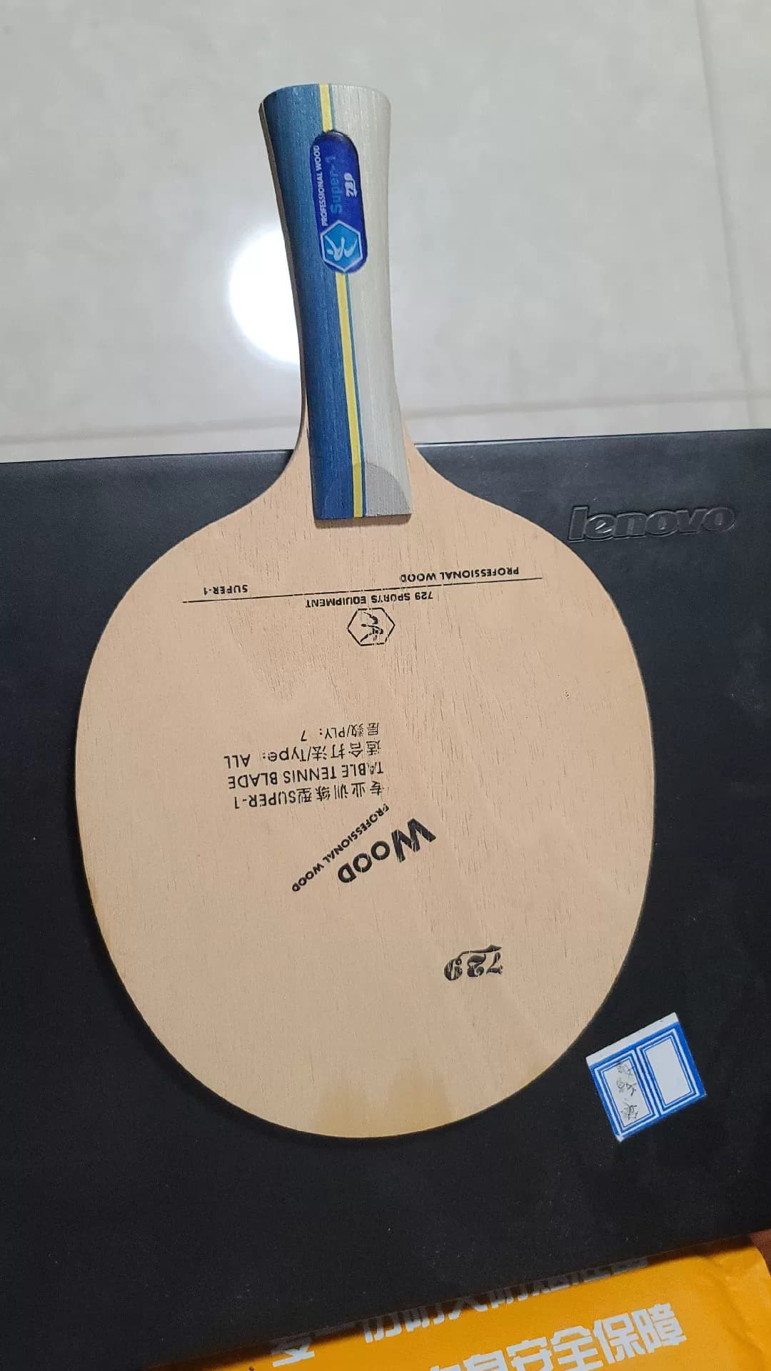 Фирменная ракетка чемпиона мира по настольному теннису Мэлоуна, ранее открывшаяся в спортивном ресторане рядом с Guomao