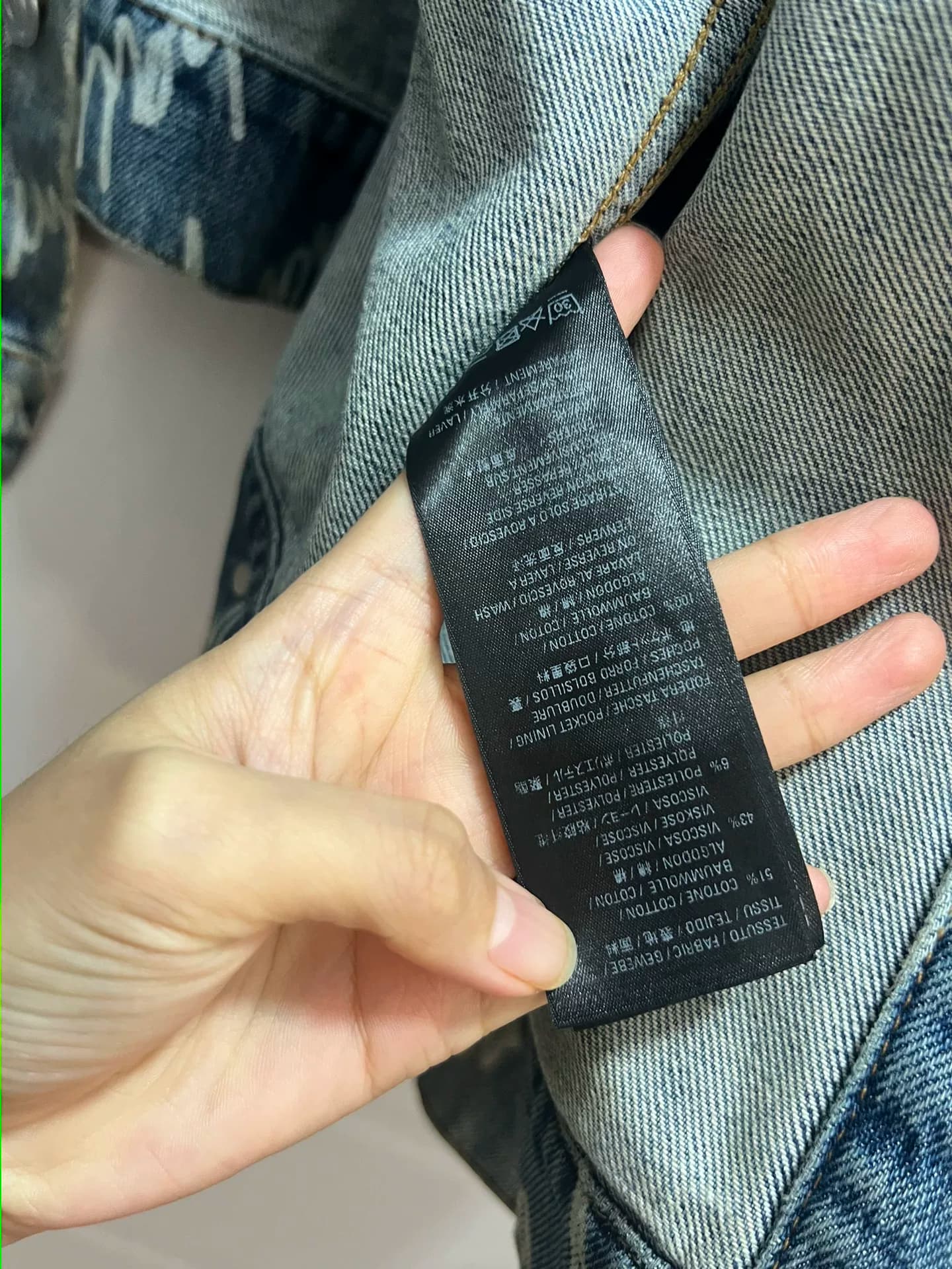 Джинсовая куртка Balenciaga с полным принтом логотипа Balenciaga, синяя, постиранная
