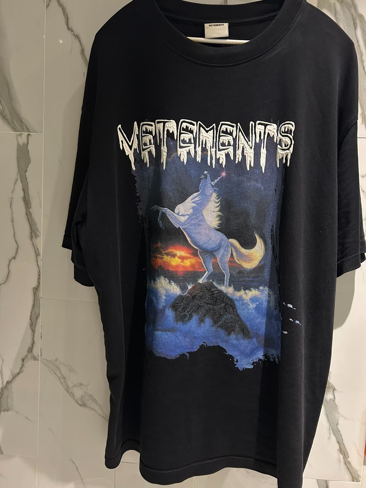 VETEMENTS С коротким рукавом из натуральной кожи Единорога