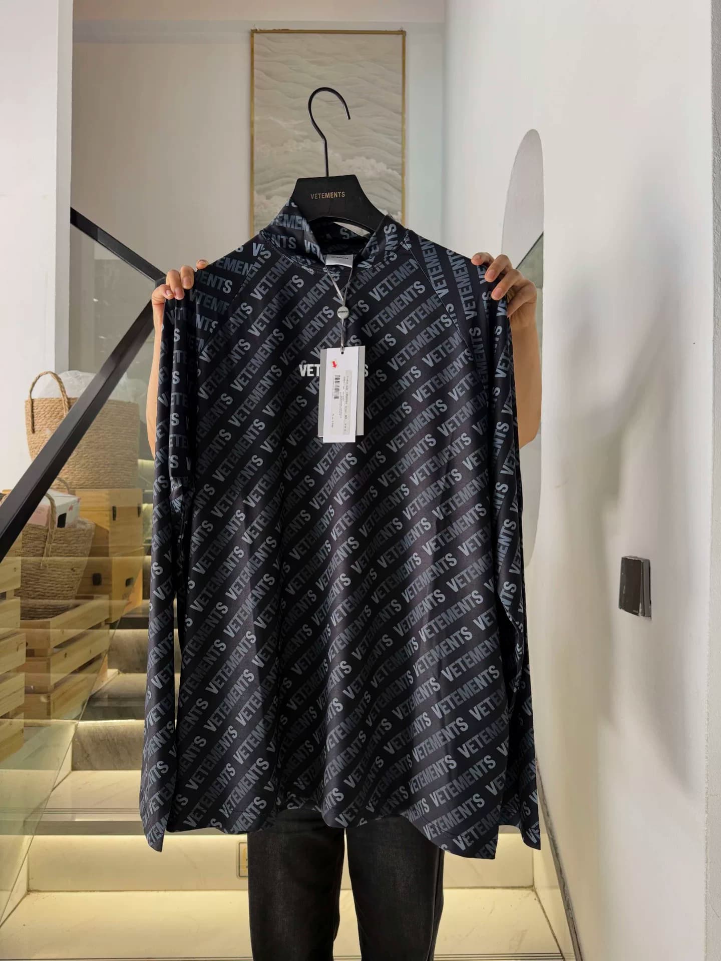 Рубашка-водолазка с глубоким вырезом и полным принтом логотипа VETEMENTS Witt Meng