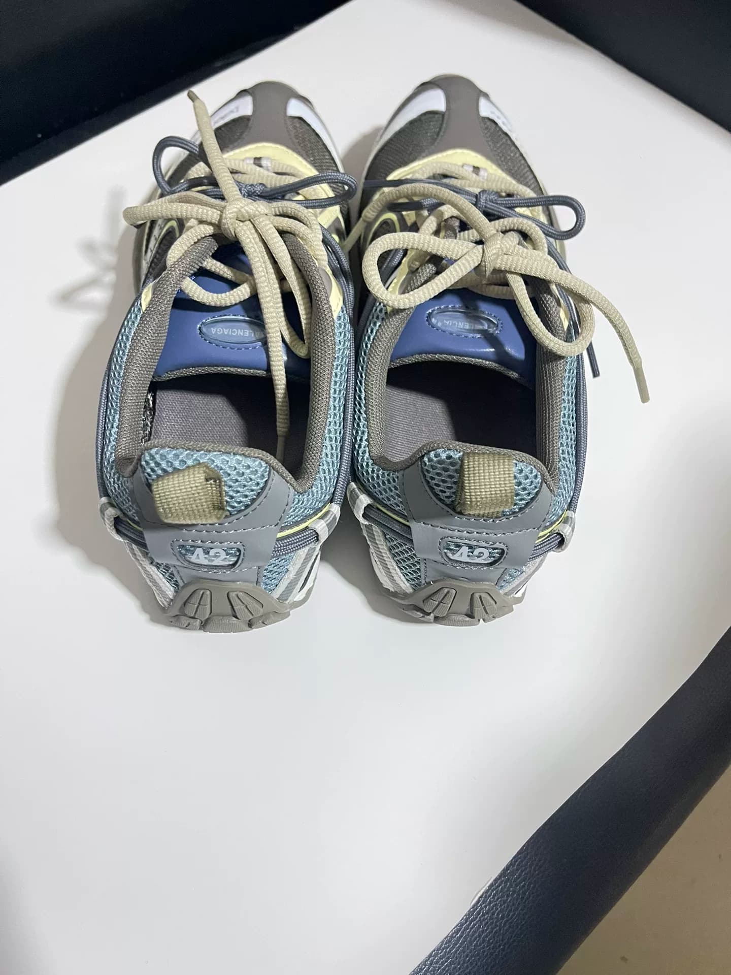 Совершенно новая коллекция обуви Balenciaga Balenciaga old daddy от Balenciaga - серо-голубая и светло-бежевая