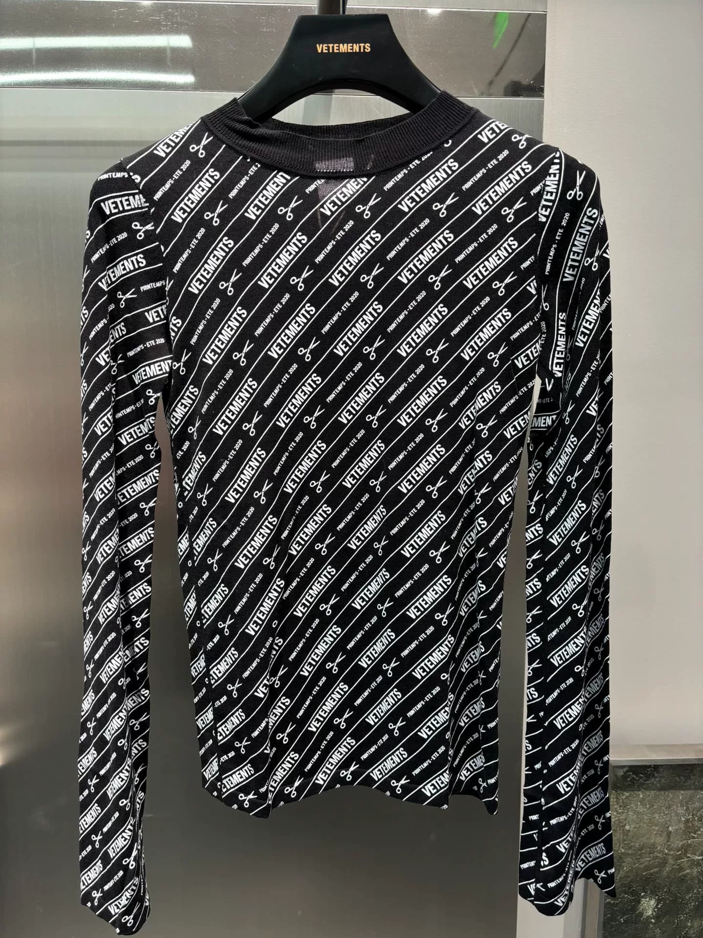 Свитер VETEMENTS