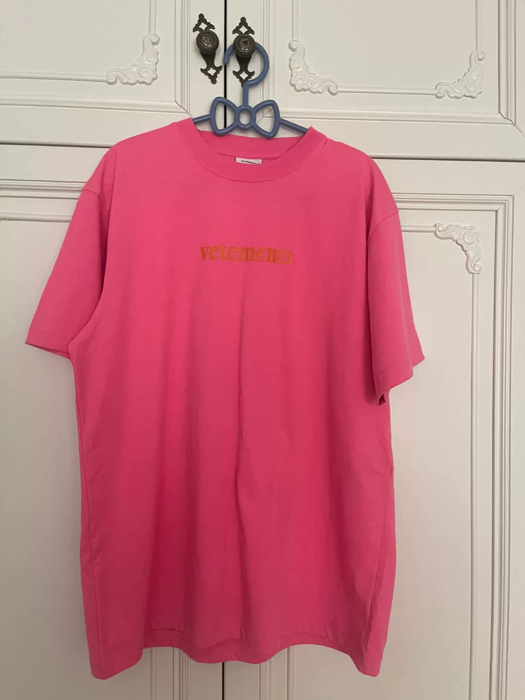 Футболка VETEMENTS Witt Meng натуральная и совершенно новая. Я получил ее один раз и не носил все это время. Она лежала без дела.