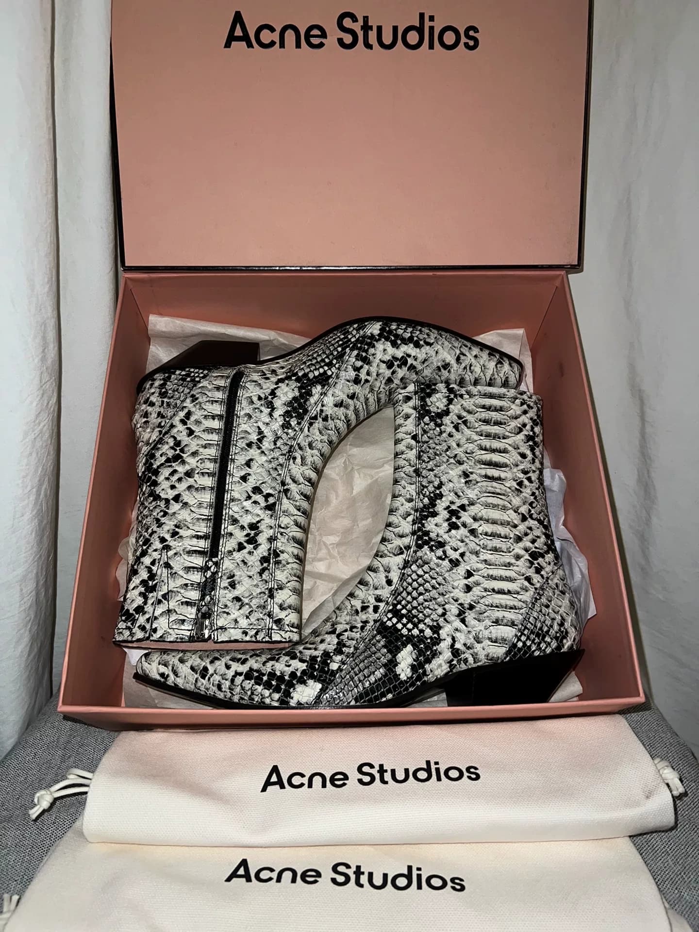 Acne Studios с белой чешуей и змеиным узором на заостренной молнии Cher
