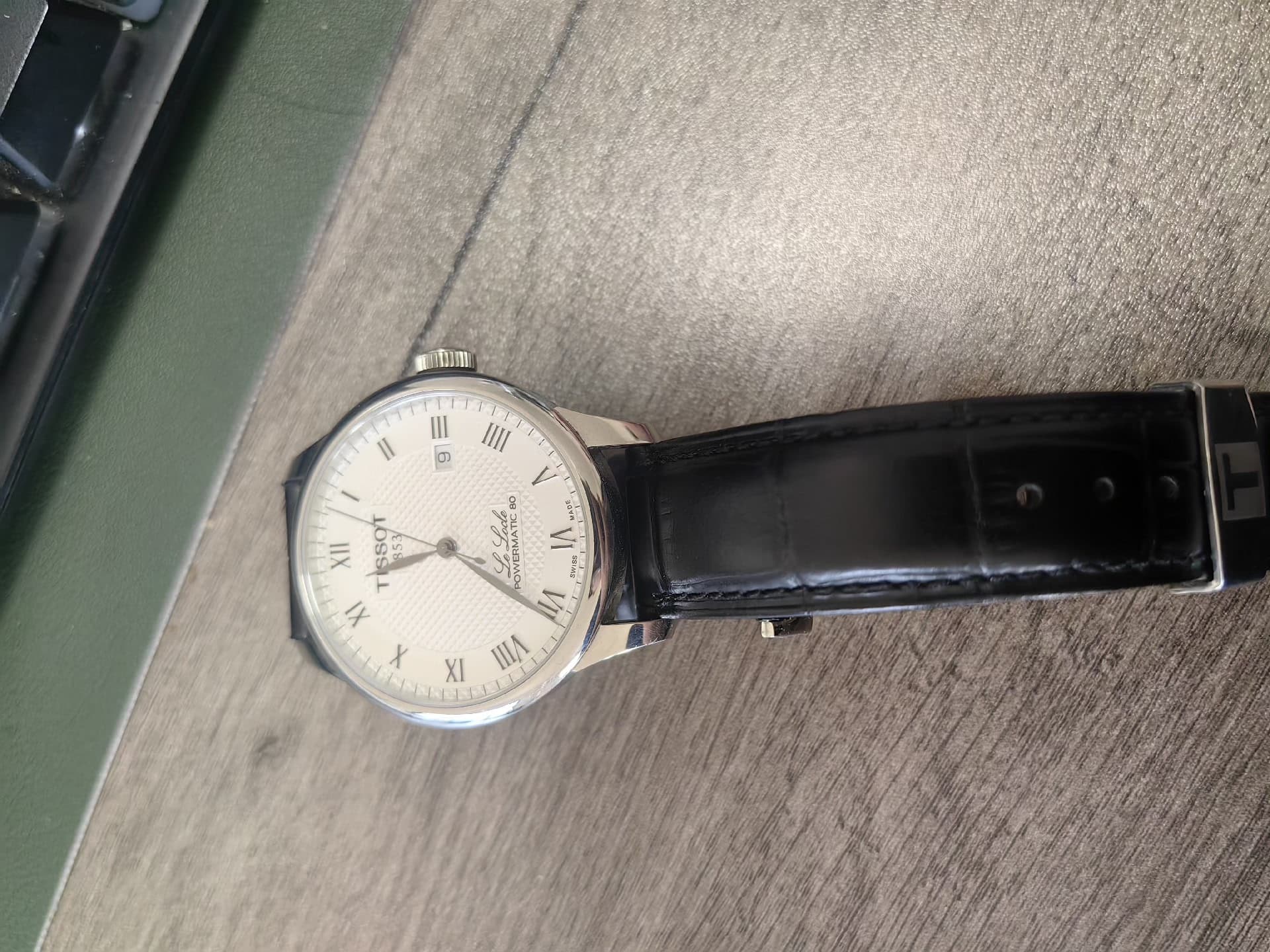 Tissot Le Locke, купленные в специализированном магазине, поскольку лично я нечасто ношу часы, я хочу начать, в принципе