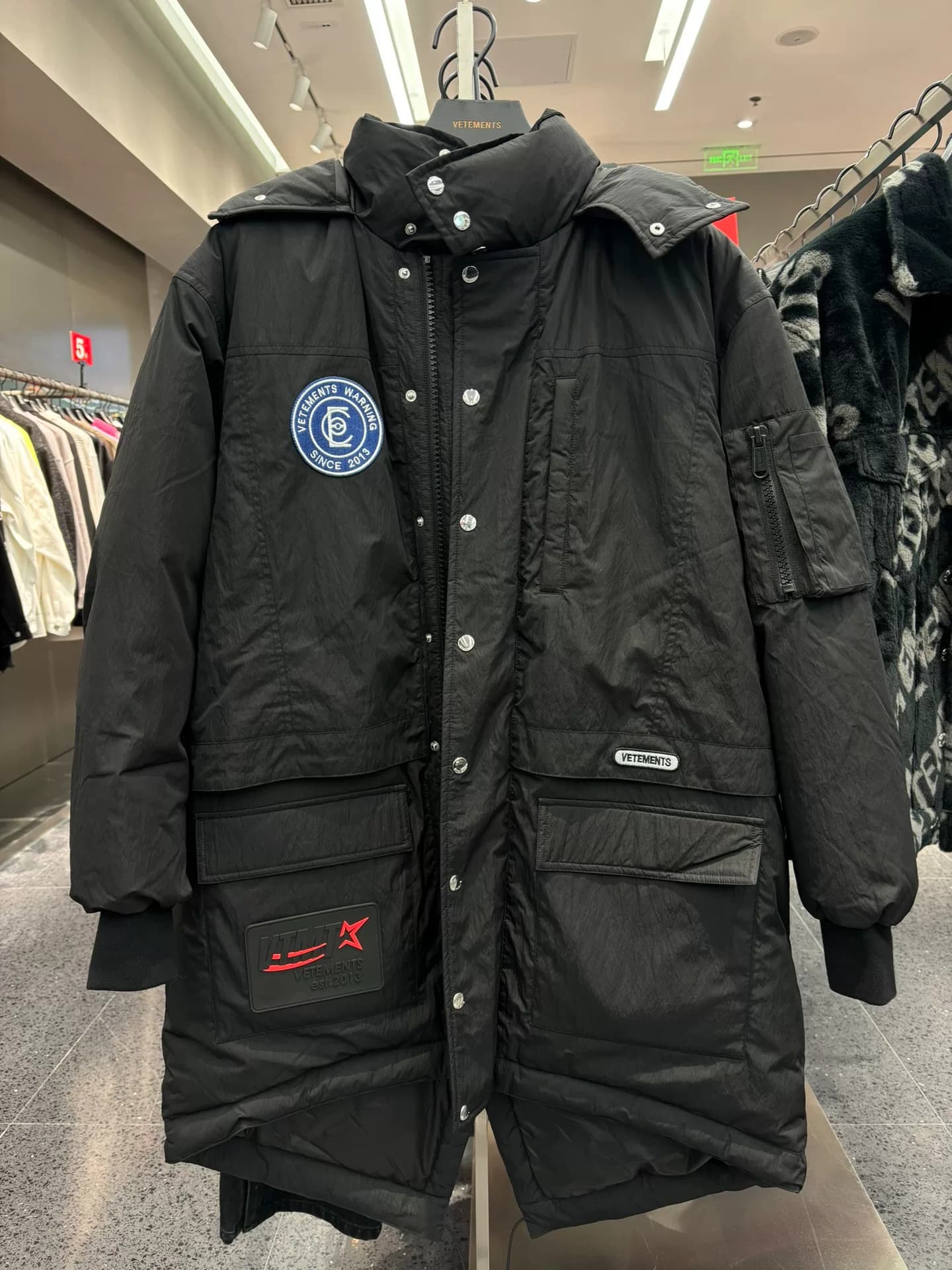 Симпатичный длинный пуховик VETEMENTS