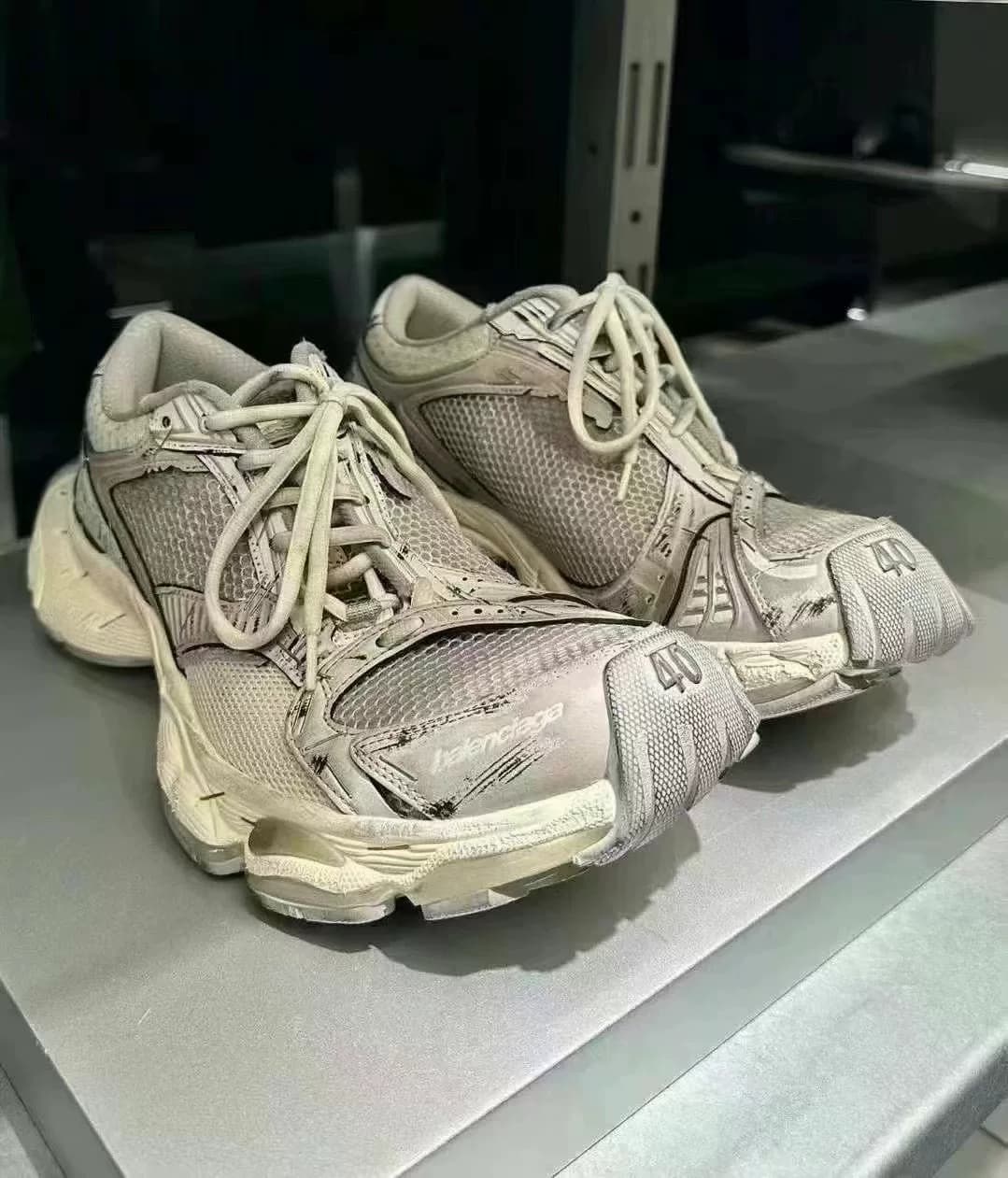 Новый степлер от Balenciaga stapler