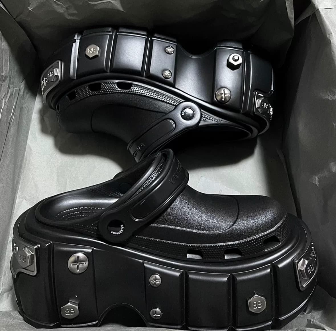 Италия Balenciaga Balenciaga 24 новые туфли с заклепками и отверстиями, классные тапочки