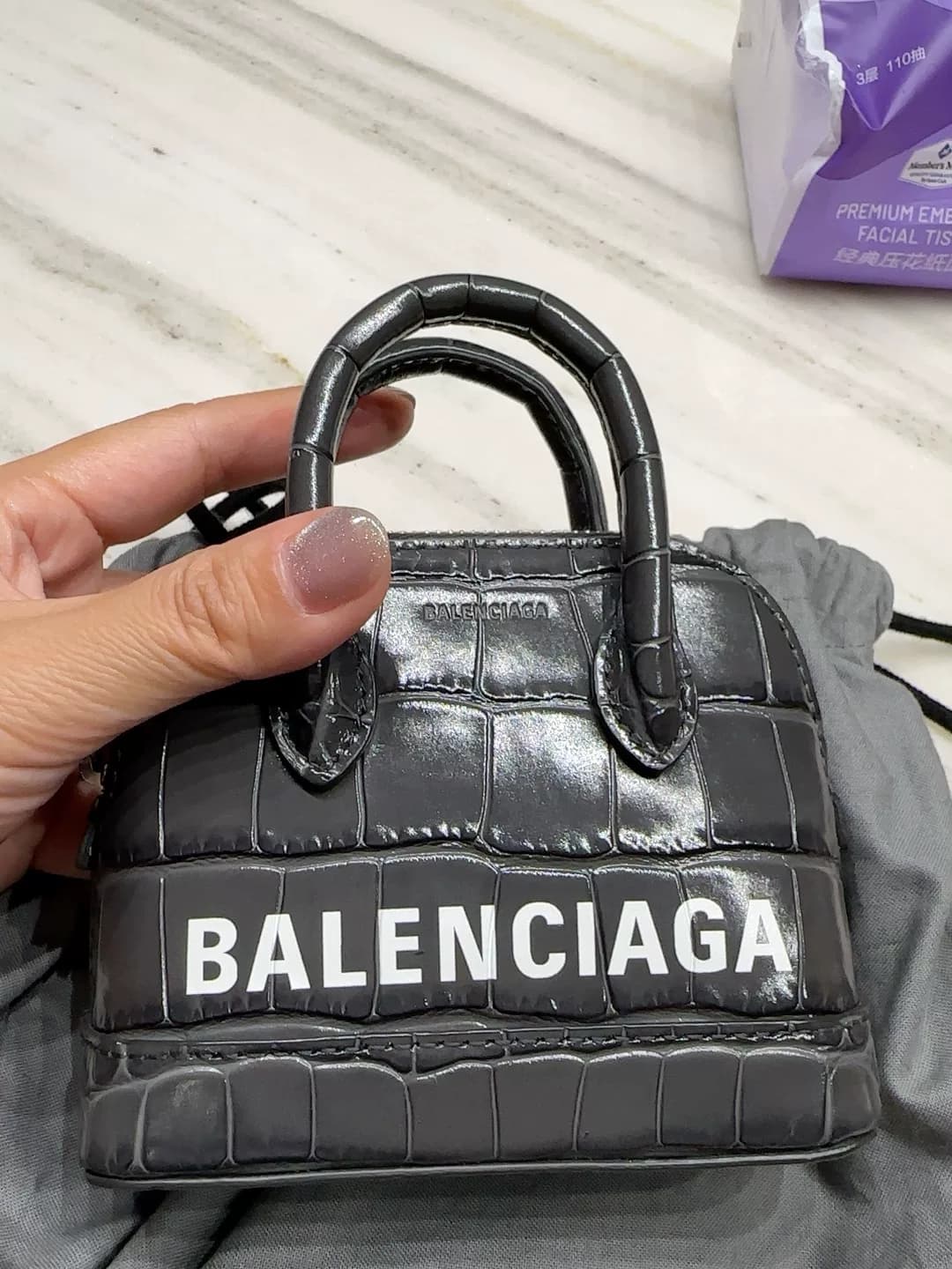 Сумка Balenciaga tip может быть только милой и почти новой. Я не брала ее обратно с тех пор, как купила. Я купила ее для себя.