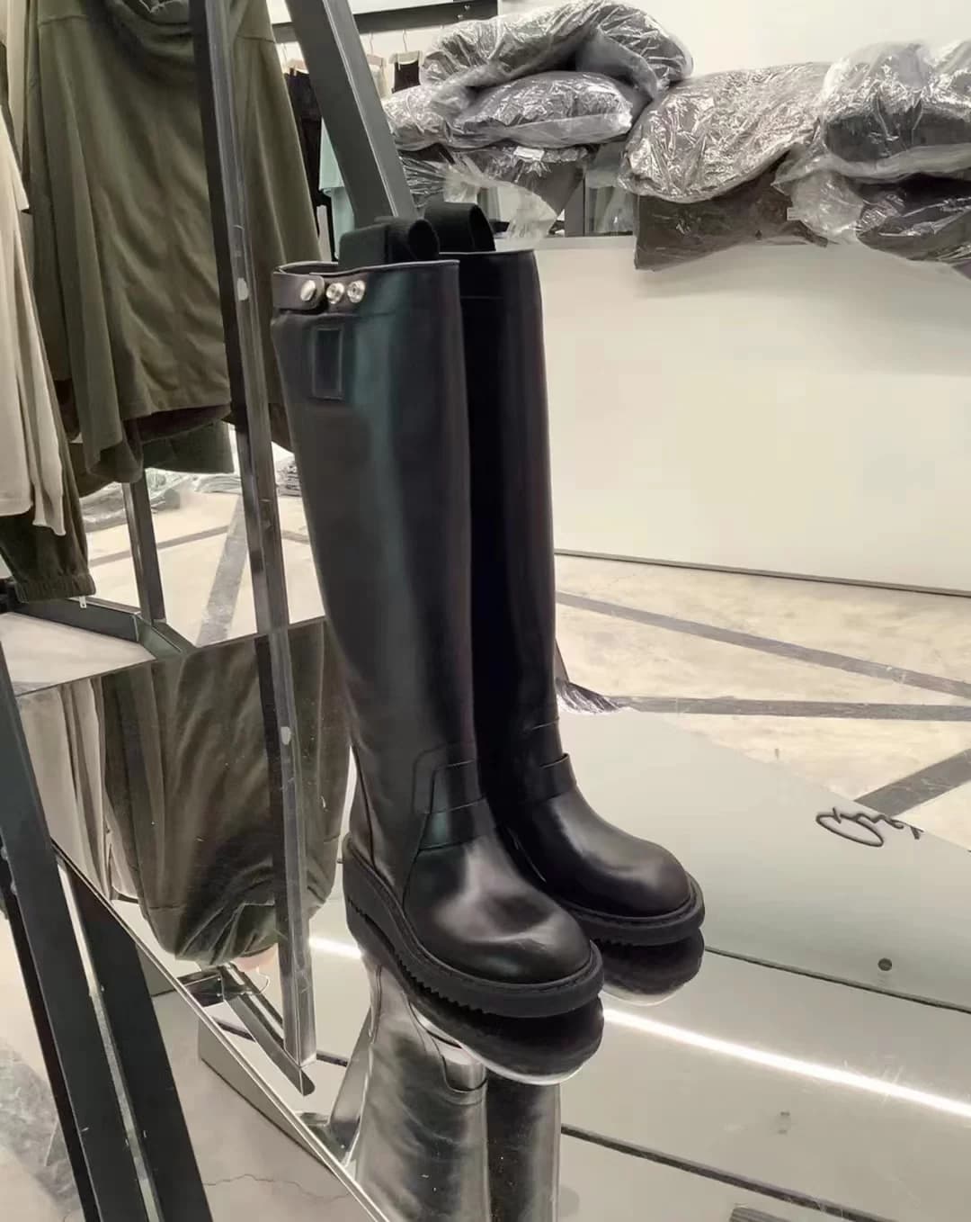 Рыцарские сапоги Rick Owens из воловьей кожи с длинными рукавами и черной пряжкой на тонких ножках RP02B6856
