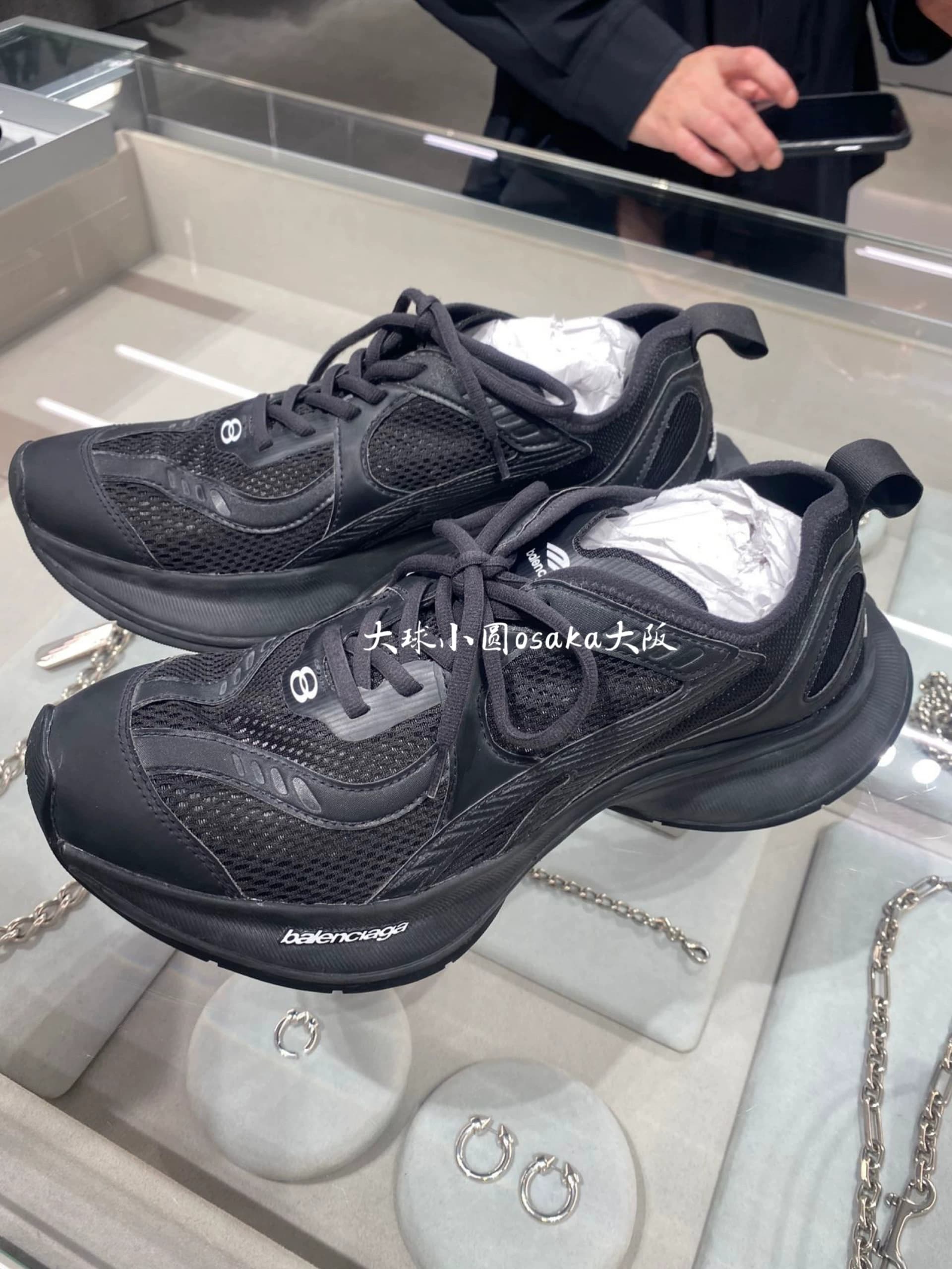 Япония закупает новые кроссовки BALENCIAGA Balenciaga 24SS CIRCUIT SNEAKER от BALENCIAGA 24SS.