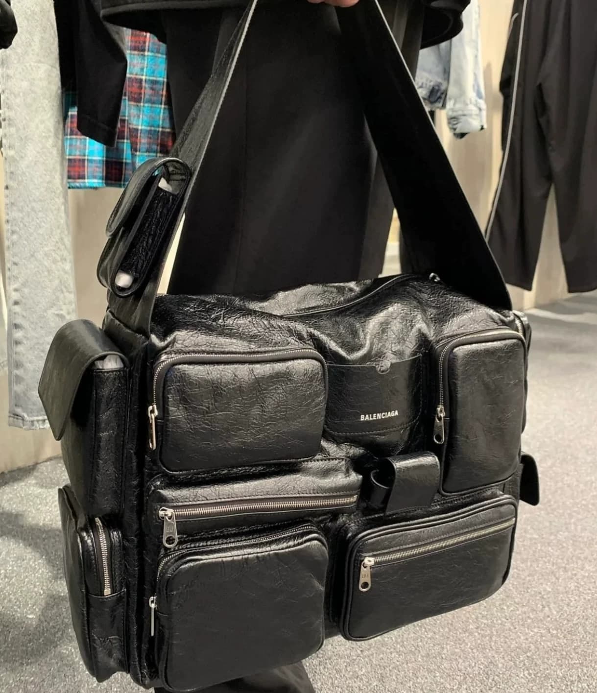Balenciaga Balenciaga 22 show Супербольшая сумка-бомба из овчины на одно плечо