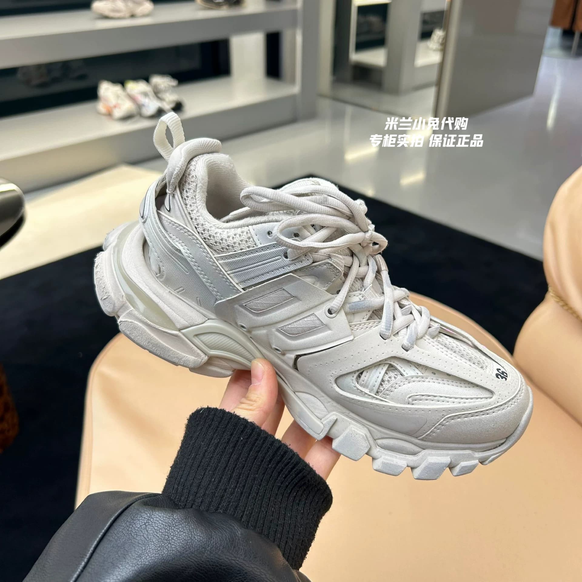 Кролик покупает женскую классическую спортивную повседневную обувь Balenciaga Balenciaga с надписями и граффити