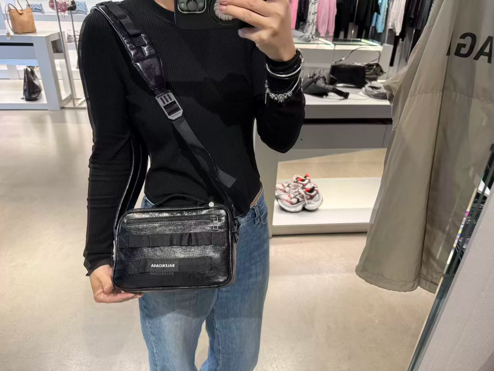 Balenciaga Сумка через плечо Balenciaga сумка-мессенджер для мужчин и женщин в одинаковом стиле из масляно-восковой кожи/ холста 669538