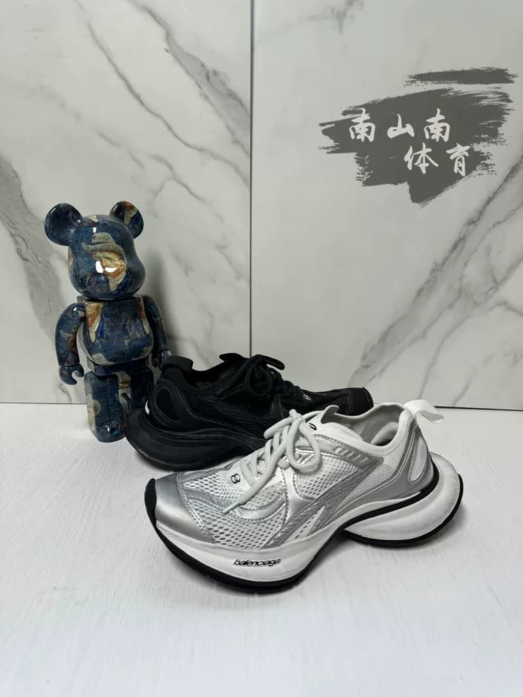 Balenciaga Balenciaga CIRCUIT черно-белая спортивная обувь с круглым носком и серебристым принтом для занятий спортом на открытом воздухе с низким вы…