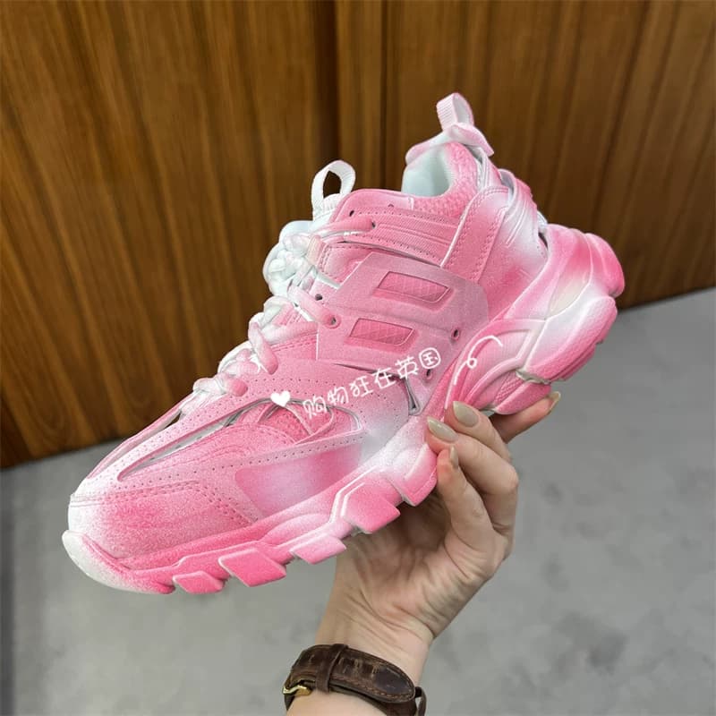 Balenciaga Balenciaga Europe закупает 26 новых женских кроссовок на шнуровке с эффектом распыления краски 542436