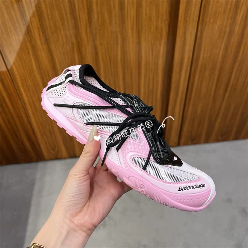 Balenciaga Balenciaga Europe закупает 26 новых женских кроссовок-слипонов 865868