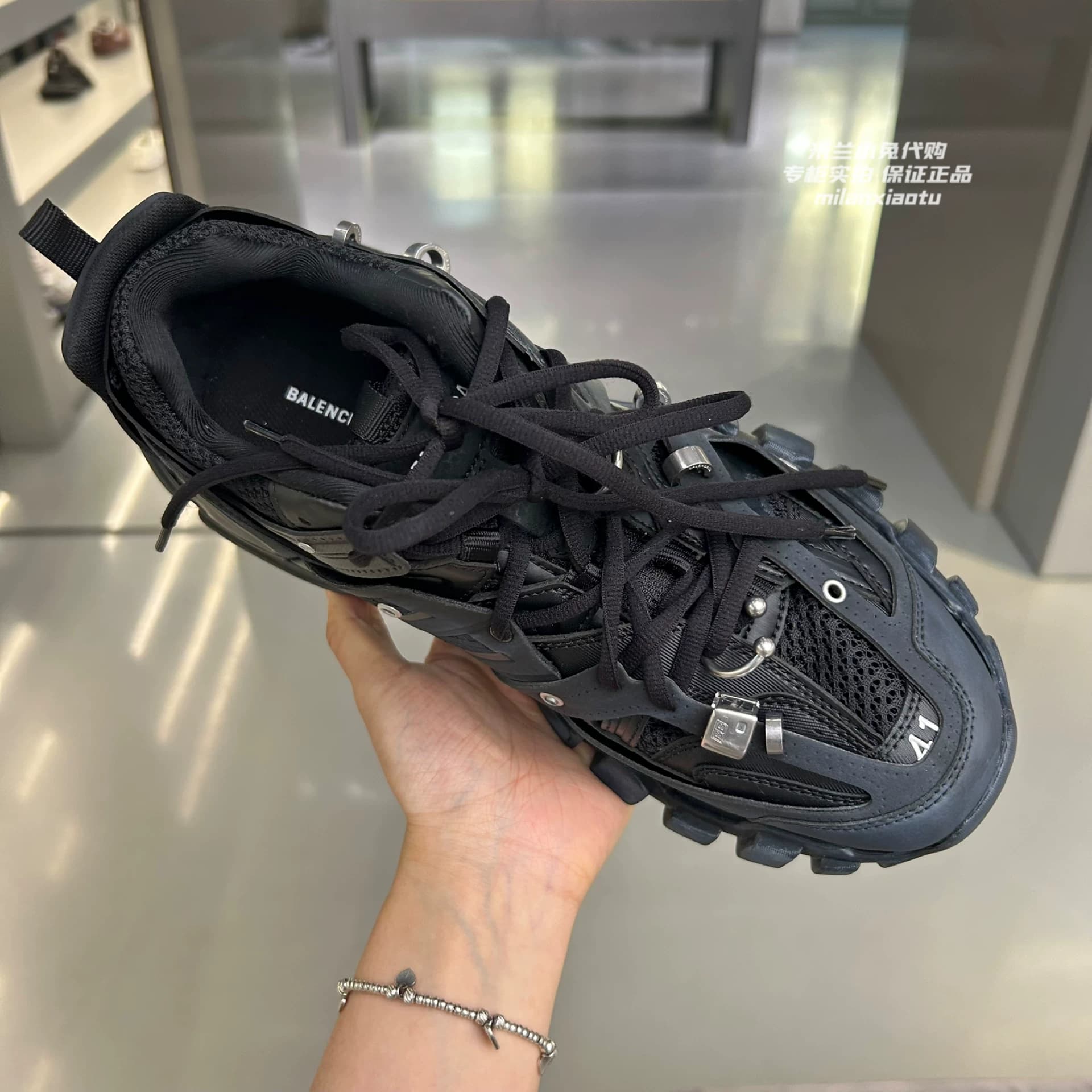 Кролик покупает новую спортивную повседневную обувь Balenciaga от Balenciaga для мужчин с металлическими заклепками
