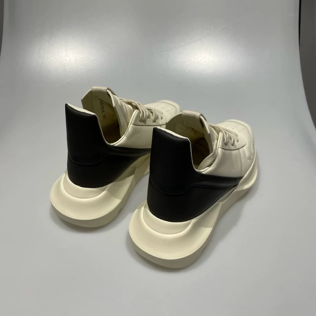 Женские бело-черные спортивные кроссовки Rick Owens на толстой подошве со шнуровкой в виде треугольника RP02A7814