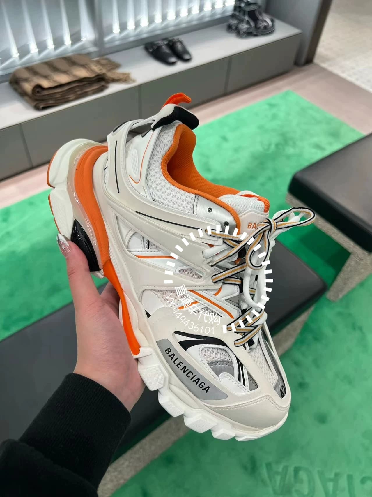 Покупаю новую коллекцию Balenciaga/Баленсиага 23 ранней осенью.2 кроссовки в тон белому и оранжевому цвету