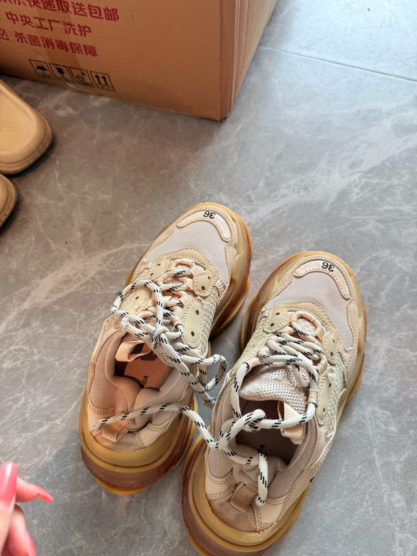 Бежевые туфли-папочки Balenciaga в классическом стиле Balenciaga triple S никогда не стирались