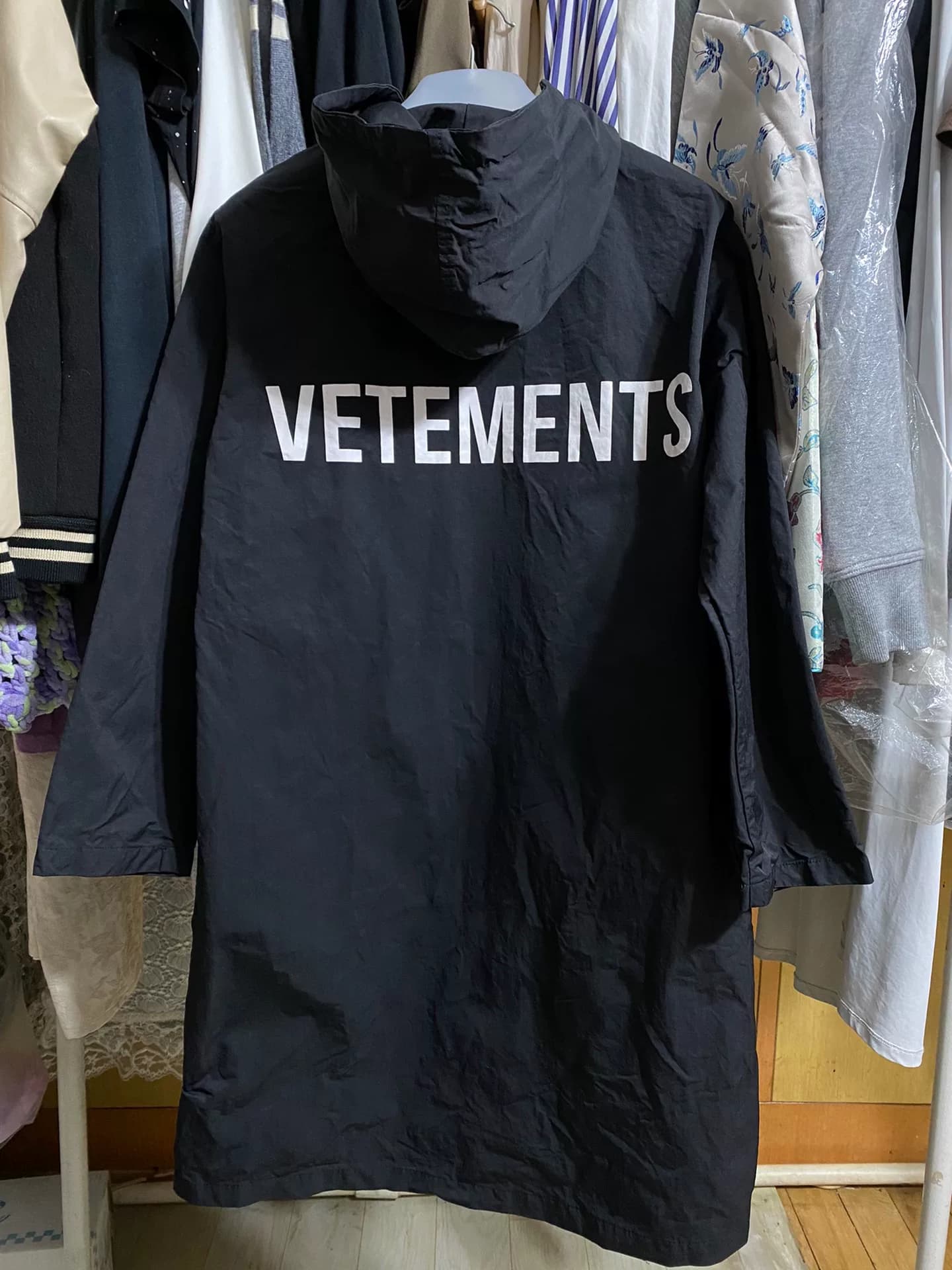 Бесплатная доставка, 95% новый VETEMENTS черный дождевик с показа мод, не оригинальный бренд