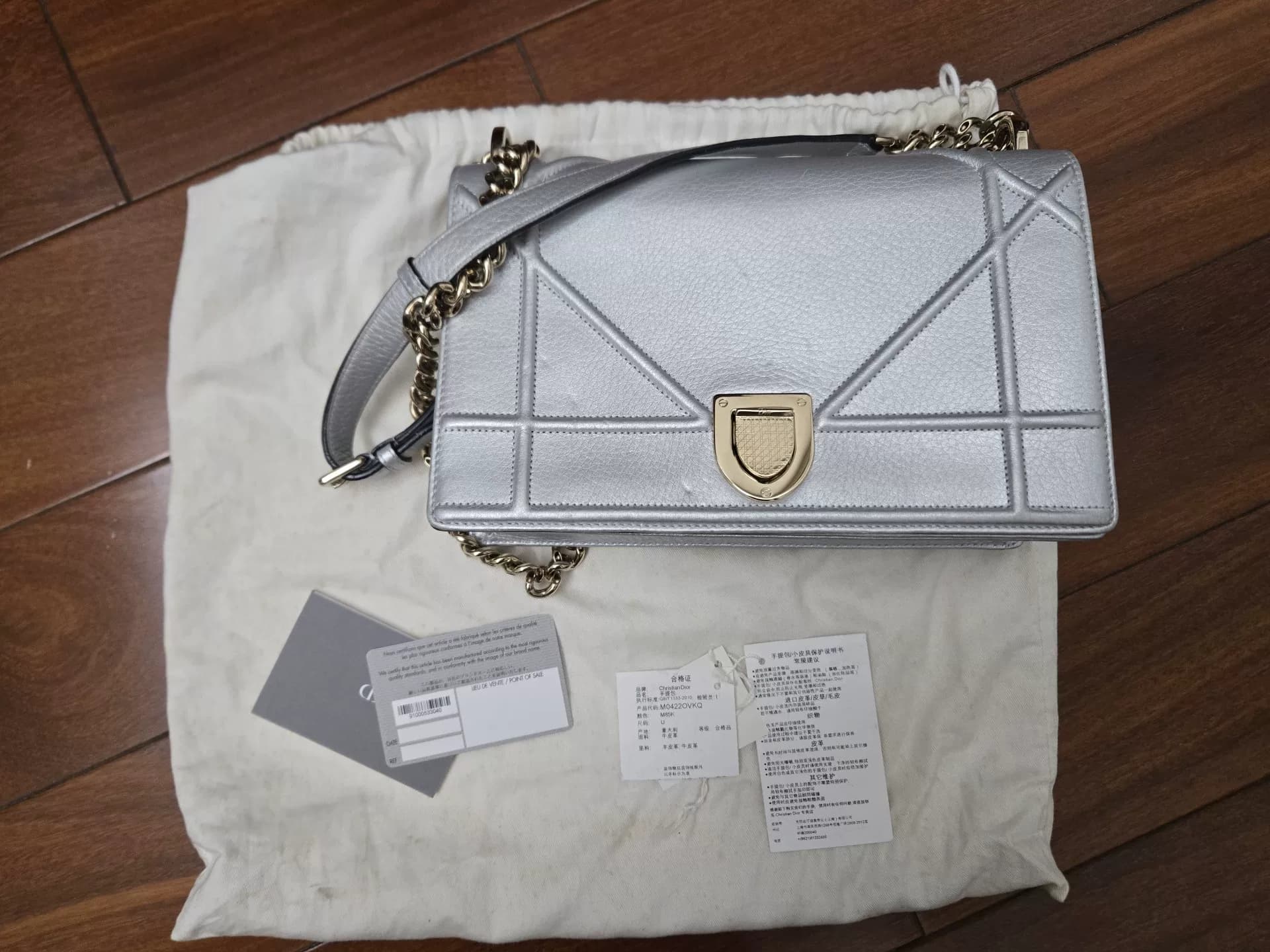 Сумочка Dior Shield из воловьей кожи.Серебристо-белый, с пятнами на подкладке, но незаметными.Интерьер выполнен в белом цвете