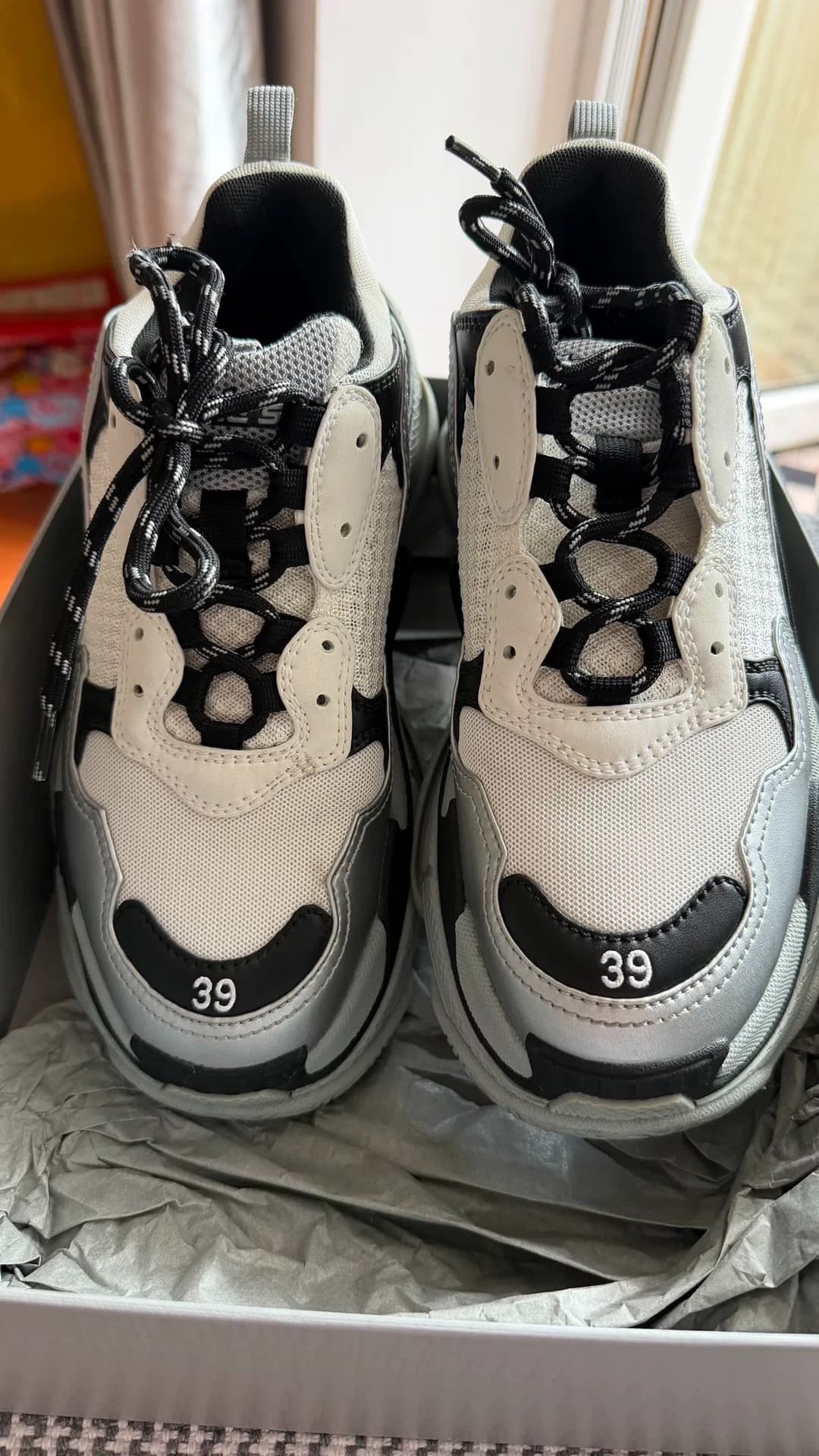 Оригинальные туфли Balenciaga Balenciaga daddy от Balenciaga, представленные в черном и белом цветах серебристой панды,
