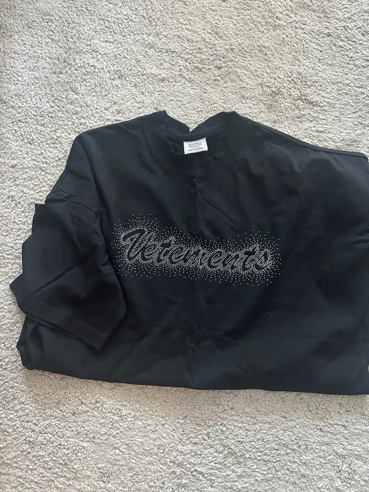 Свободная версия футболки Vetements black hot diamond с короткими рукавами размера S - это почти все