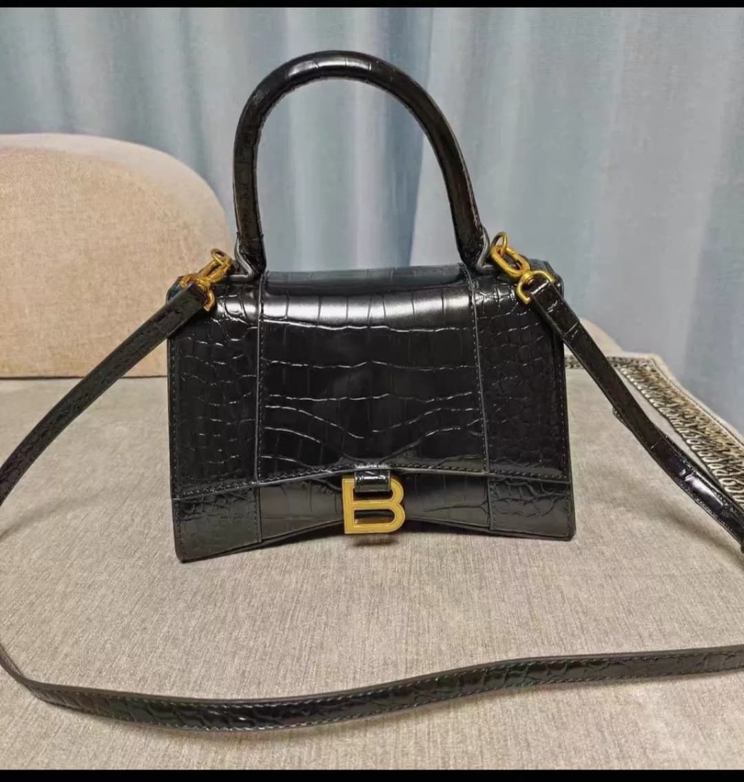 Черная сумка в форме песочных часов Balenciaga высокого качества, почти новая, цена 800 юаней, дешево