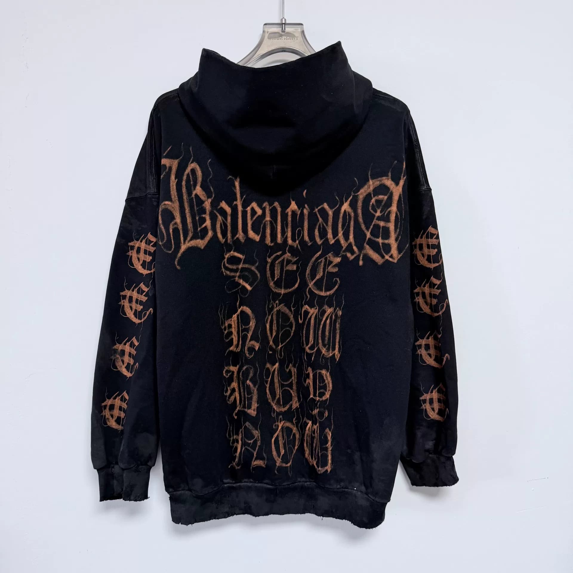 Balenciaga Логотип Balenciaga с санскритским шрифтом и потертой застежкой-молнией