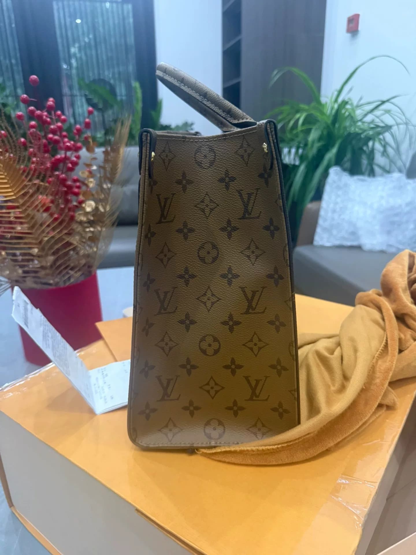 Модель чипа LV Louis Vuitton Onthego со средней пресбиопией, подходящая по цвету к сумке, линейка