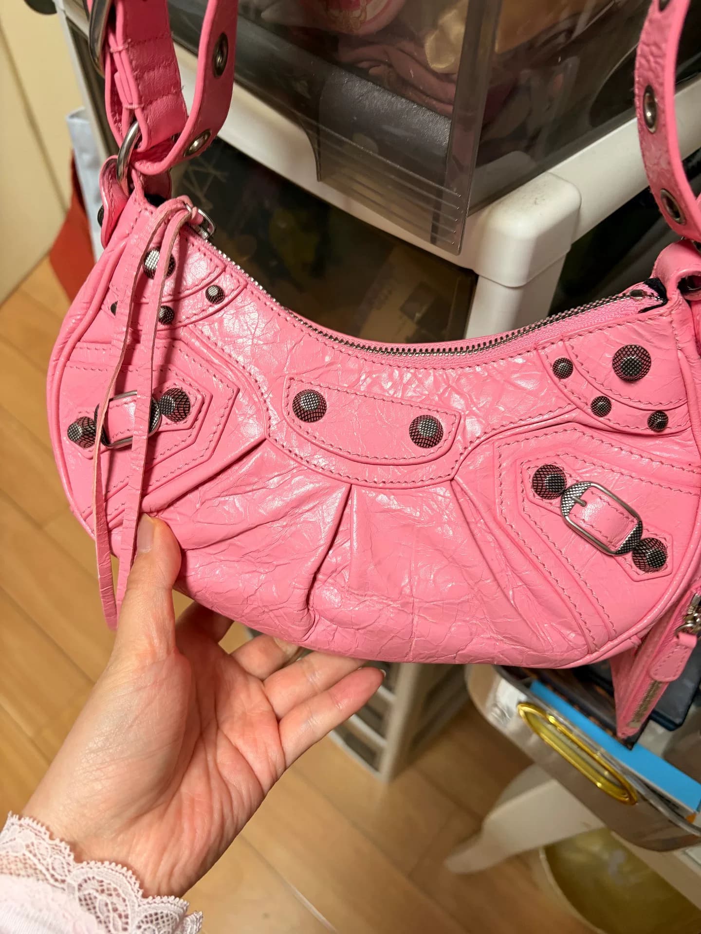 Balenciaga Розовая мотоциклетная сумка Balenciaga, масляно-восковая кожа, украшение в виде заклепок, на плечо