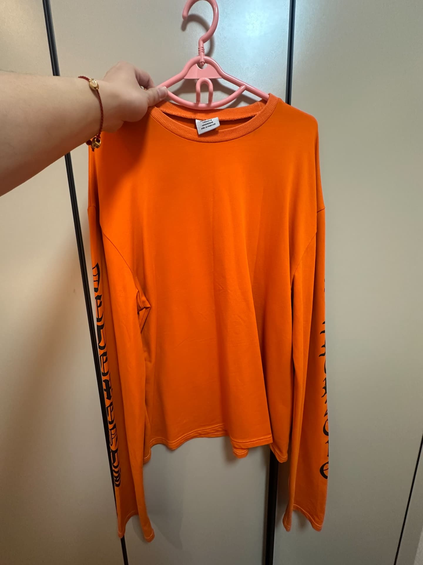 Оранжевая футболка с ультрадлинными рукавами Vetements, предыдущая красная футболка с длинными рукавами из сетчатого материала, размер L