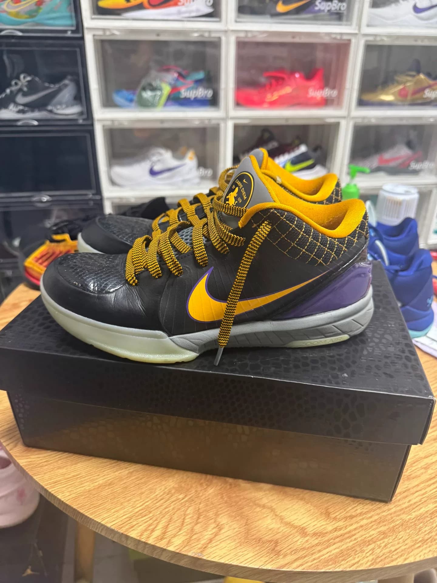kobe4 Carpe diem 42-го размера в хорошем состоянии, верхняя часть правой стопы немного повреждена