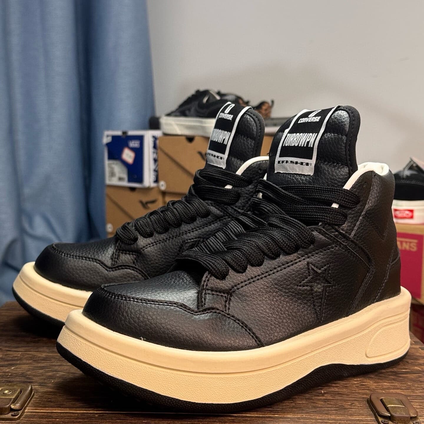 Модель Rick Owens x Converse joint с толстым низом и высоким верхом