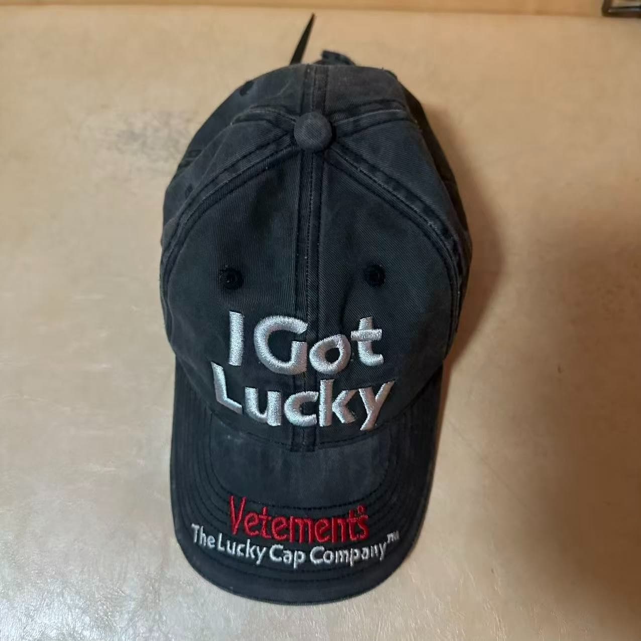 симпатичная бейсболка yvonne vetements