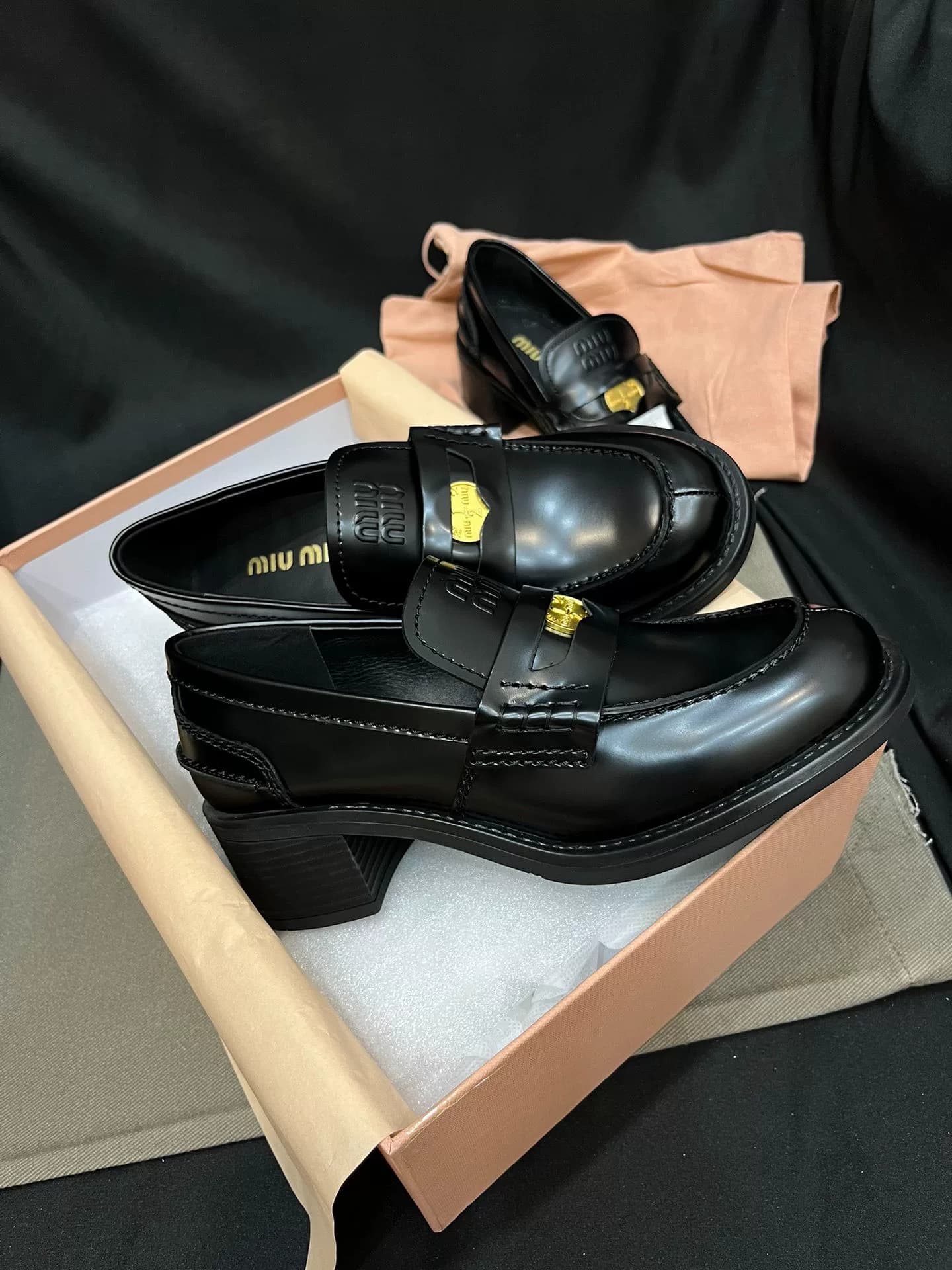 Женская коллекция золотых мокасин miumiu для показа на подиуме на уровне потолка