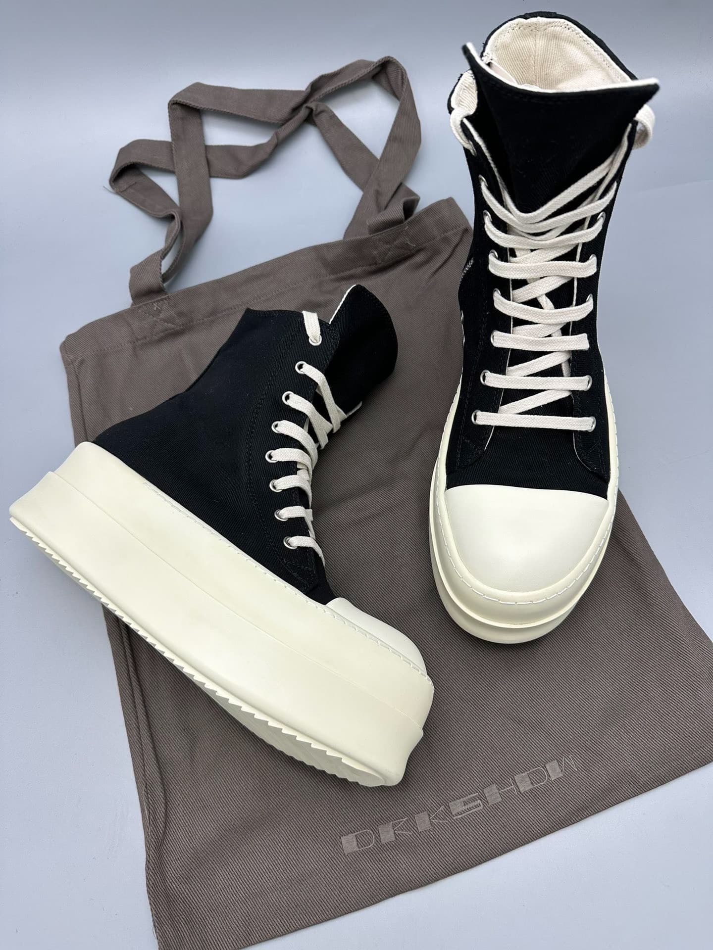 Мужские и женские модели с высоким берцем из атласа Rick Owens RO двойного силуэта на толстой подошве, выполненные в высоком стиле от Rick Owens RO