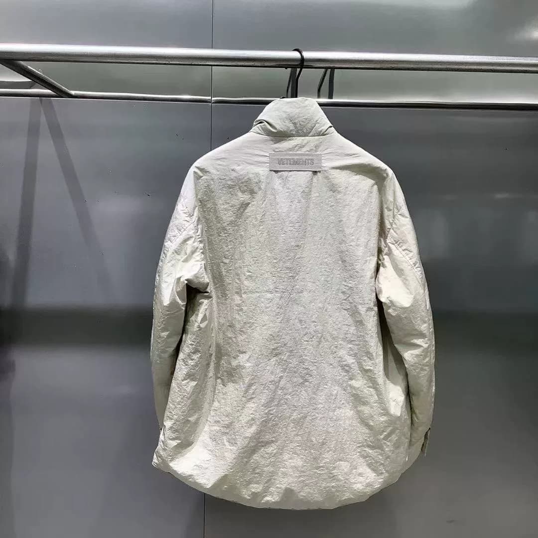 Симпатичный пуховик VETEMENTS, бежево-серый, размер M, абсолютно новый, с биркой, на стойке