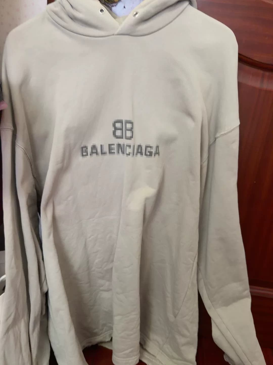 Свитер Balenciaga xs серого цвета не был надет ни разу!!Только весной и осенью весенние и осенние платья с капюшоном и длинными рукавами очень подход…