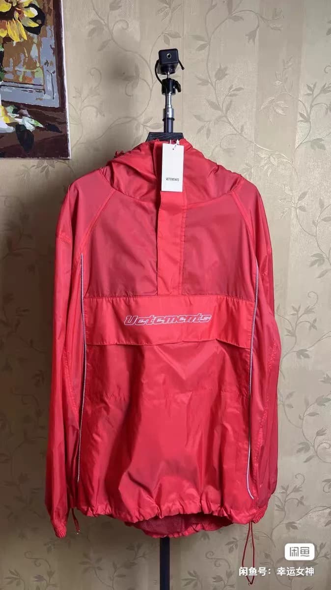 Красная куртка с капюшоном Vetements, размер S