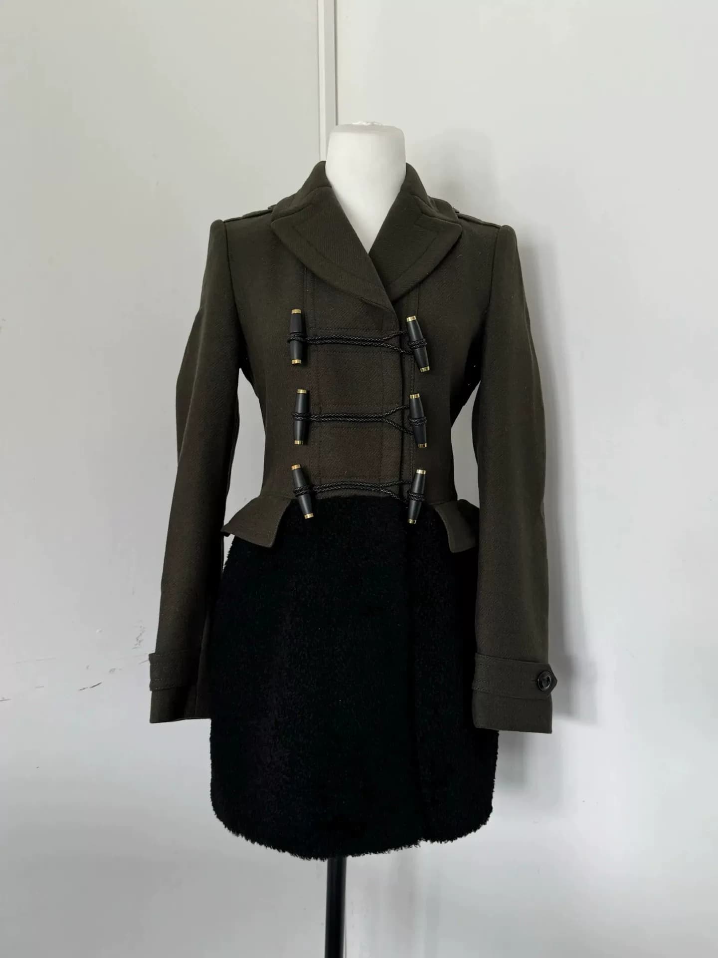 BURBERRY Пальто с поясом из овечьего бархата с роговой пряжкой Burberry, оливково-зеленый/черный