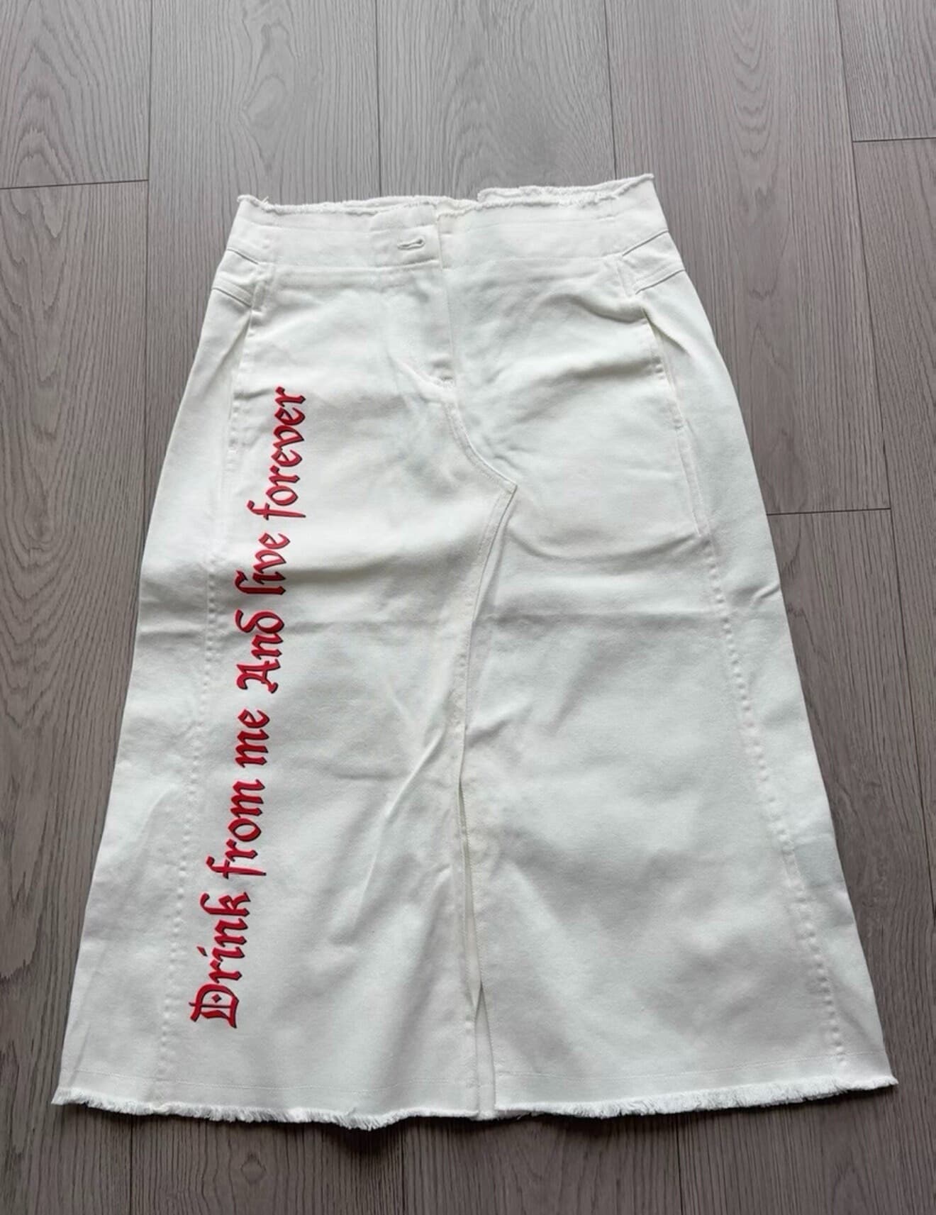 Белая джинсовая юбка с граффити от Vetements, единственная из бесплатных моделей fish