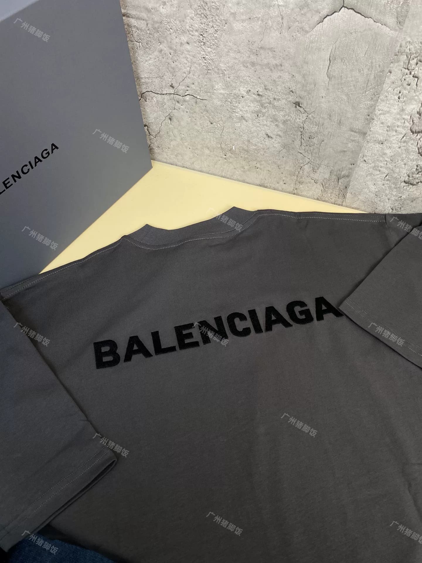Верхняя версия футболки с короткими рукавами, вышитой буквами Balenciaga спереди и сзади, от welfare Balenciaga