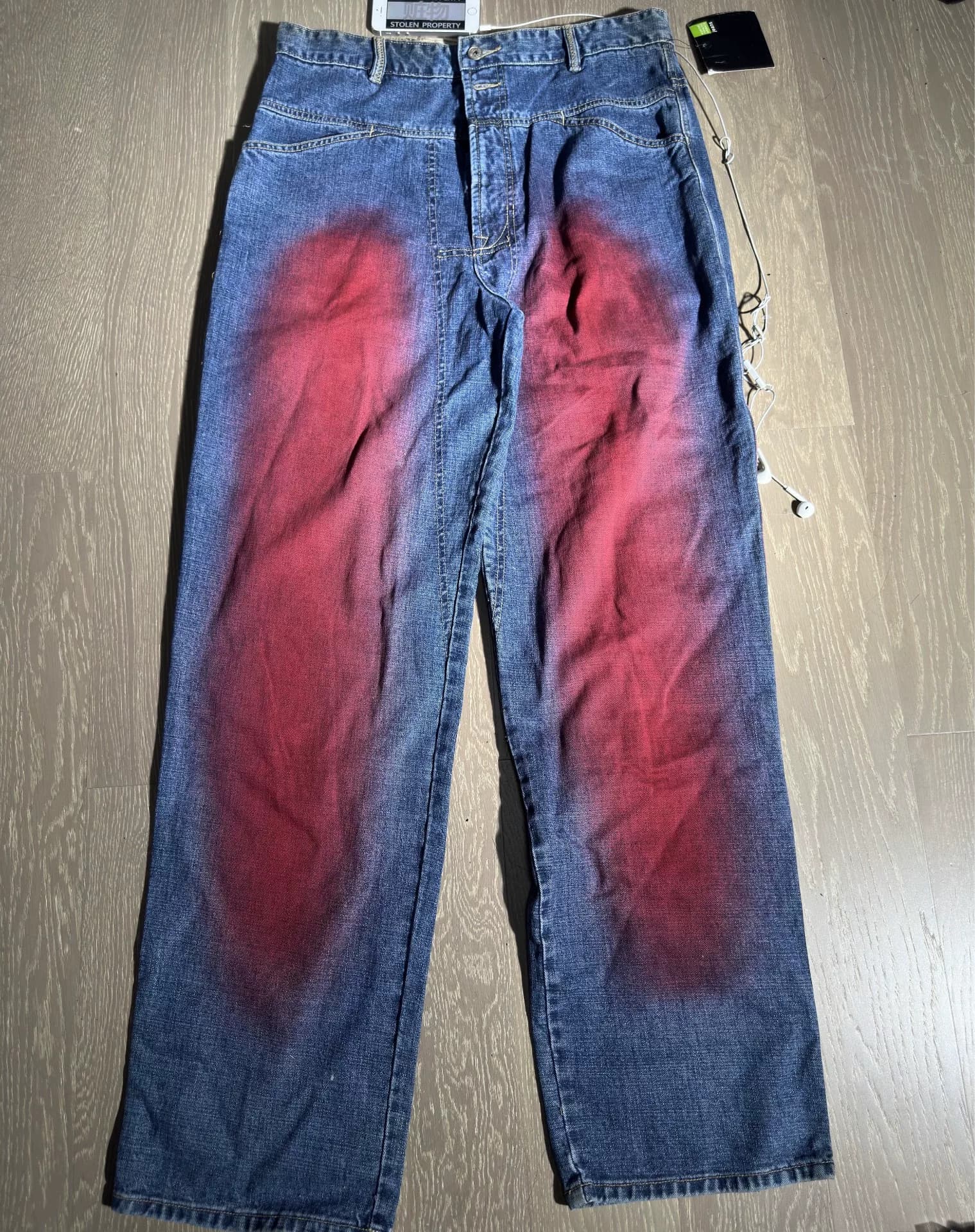 Широкие прямые застиранные джинсы VETEMENTS plasma red, окрашенные в красный цвет распылением